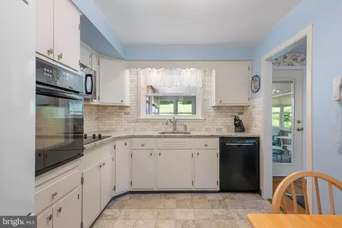 Kitchen - 592 Bob White Rd, Wayne, PA 19087 photo 4 of 4