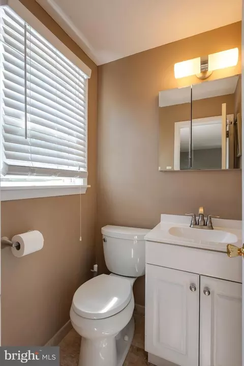 Bath - 592 Bob White Rd, Wayne, PA 19087 photo 2 of 3