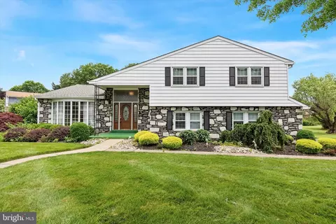 961 Milkweed Ln, Huntingdon Valley, PA 19006