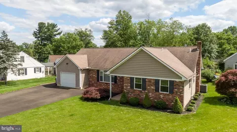 18 Oak Dr, Lansdale, PA 19446