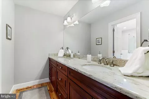Bath - 870 Tannery Dr, Wayne, PA 19087 photo 2 of 3