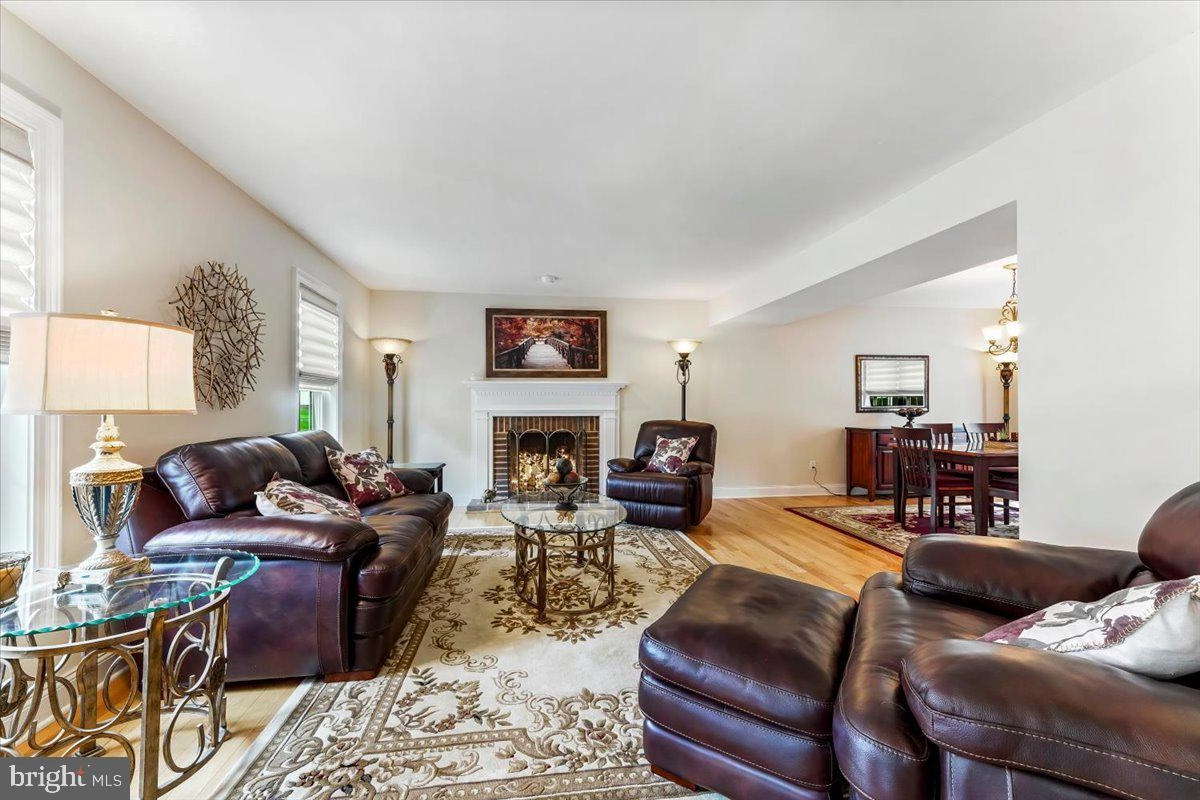 Living - 870 Tannery Dr, Wayne, PA 19087 photo 1 of 2