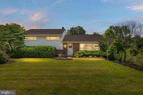 2174 Horseshoe Dr, Pottstown, PA 19464