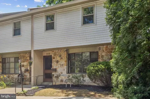 300 Woodside Cir, Dresher, PA 19025