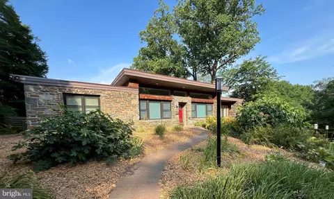 29 Rolling Rd, Wynnewood, PA 19096