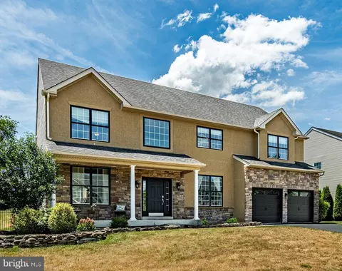 6 Oak Creek Dr, Royersford, PA 19468