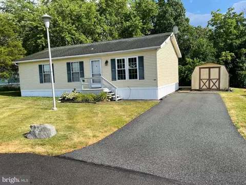 928 Lakeview Dr, Green Lane, PA 18054