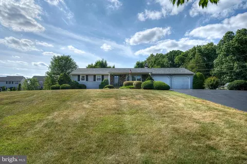 2281 E Buck Rd, Pennsburg, PA 18073