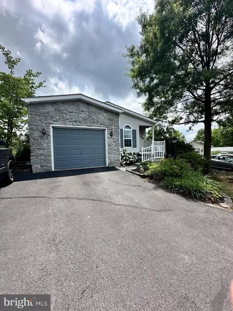 445 Manor House Ln, Souderton, PA 18964