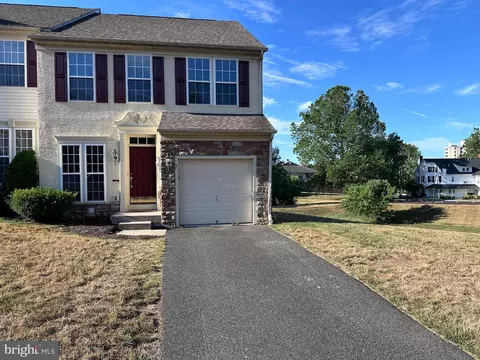 2 Creekside Dr, Pottstown, PA 19464