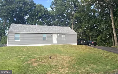 1040 Cardinal Rd, Audubon, PA 19403