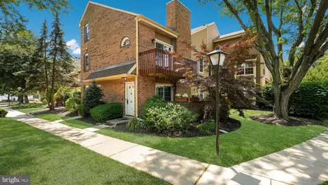 25 Hickory Dr #B-8, Horsham, PA 19044