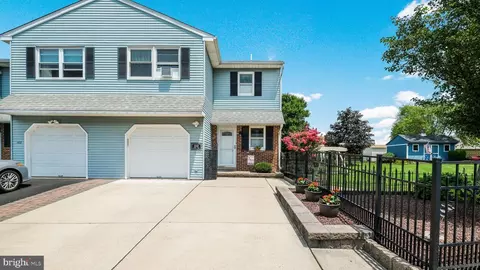 100 Elberta Dr, North Wales, PA 19454