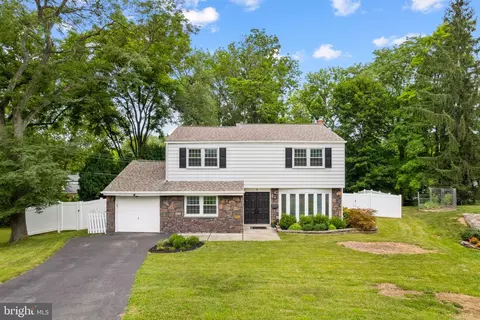4 Balsam Pl, Lafayette Hill, PA 19444