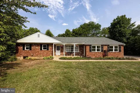 2032 Christine Dr, Harleysville, PA 19438