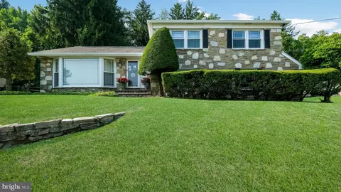 908 Summit Ln, Oreland, PA 19075