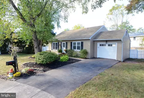 586 Pioneer Cir, Harleysville, PA 19438
