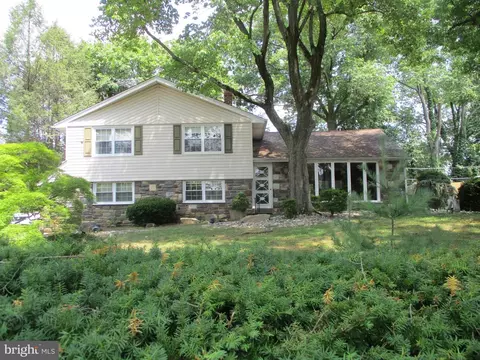 27 Chapel Hill Rd, Huntingdon Valley, PA 19006