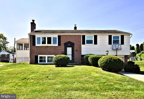 221 Bernard Dr, King Of Prussia, PA 19406