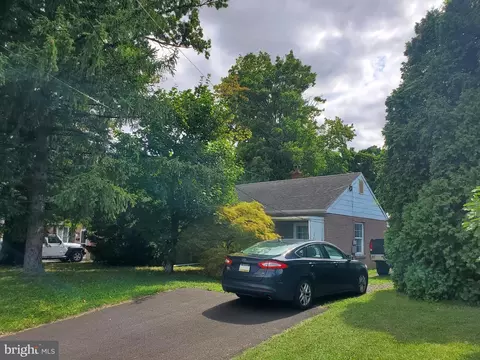 733 W County Line Rd, Hatboro, PA 19040