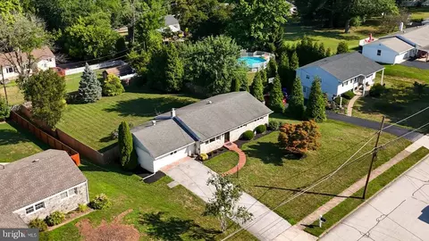15 Ashwood Ln, Audubon, PA 19403