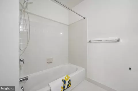 Bath - 41 Old Cedarbrook Rd, Wyncote, PA 19095 photo 2 of 2