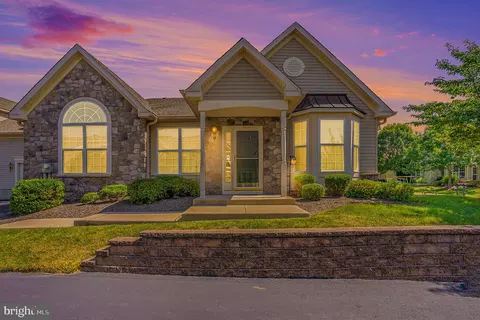 110 Pebble Beach Dr, Royersford, PA 19468