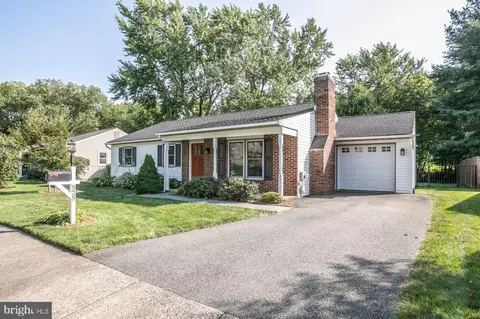 525 Pioneer Cir, Harleysville, PA 19438