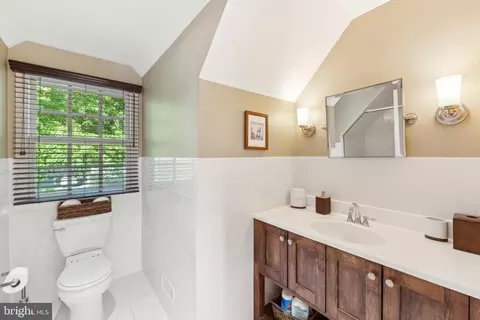 Bath - 1149 Pugh Rd, Wayne, PA 19087 photo 4 of 5