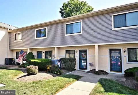 40 Ash Stoker Ln, Horsham, PA 19044