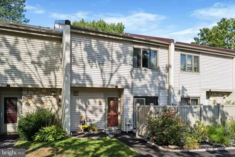 58 Twin Brooks Dr, Willow Grove, PA 19090