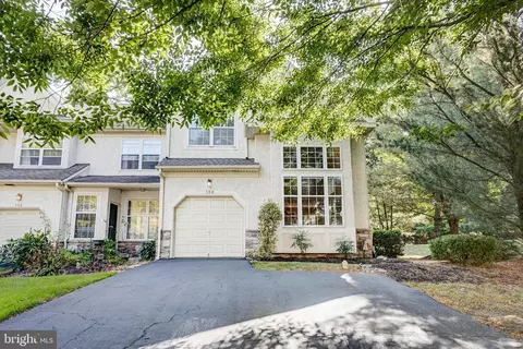 134 Green Valley Cir, Dresher, PA 19025