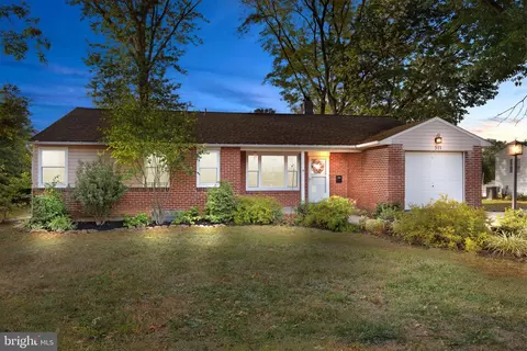 511 Hedgerow Ln, Oreland, PA 19075
