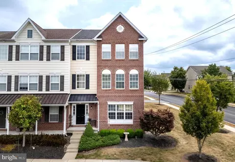 2005 Morgan Hill Dr, Pennsburg, PA 18073