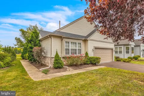 17 Sand Trap Dr, Royersford, PA 19468