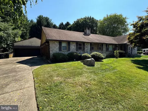 3565 Brae Bourn Dr, Huntingdon Valley, PA 19006