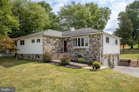 302 S Park Ave, Audubon, PA 19403