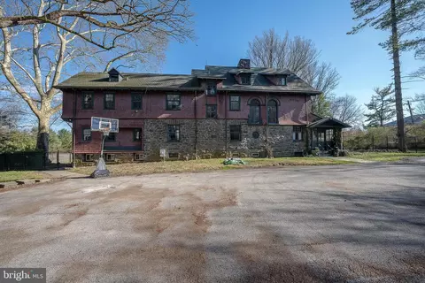 1731 County Line Rd, Villanova, PA 19085