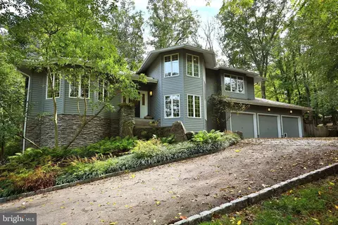 896 Andorra Rd, Lafayette Hill, PA 19444