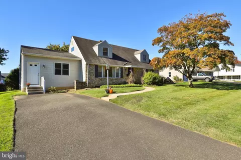 85 Manor Pl, Oreland, PA 19075
