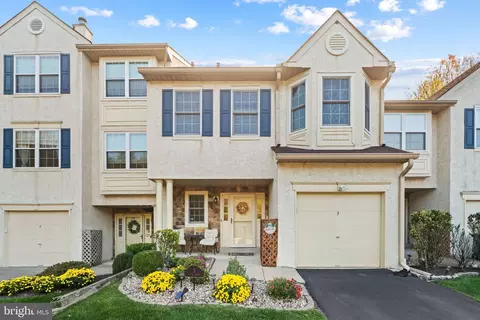 3 Plum Ct, Lafayette Hill, PA 19444