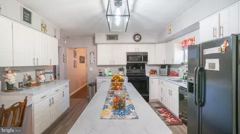 Entry Way - 1401 Panther Rd, Wyncote, PA 19095 photo 10 of 24