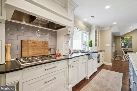 Kitchen - 1112 Lafayette Rd, Wayne, PA 19087 photo 6 of 8