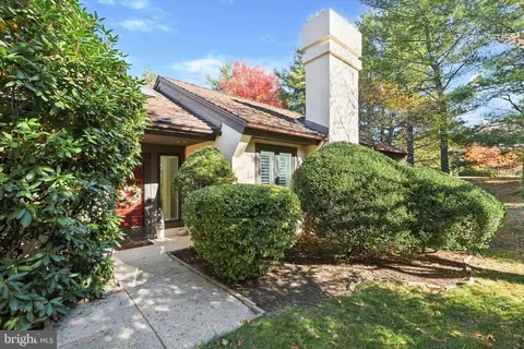 10 Horsetrail Ln, Blue Bell, PA 19422