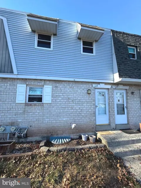 208 Village Ln, Pottstown, PA 19464
