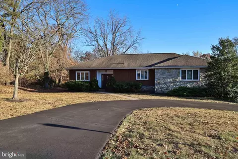1725 Meadow Glen Dr, Lansdale, PA 19446