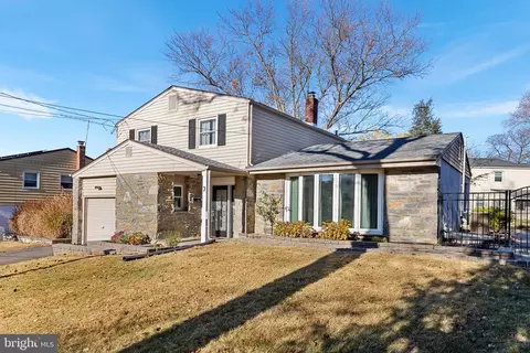3 Evergreen Pl, Lafayette Hill, PA 19444