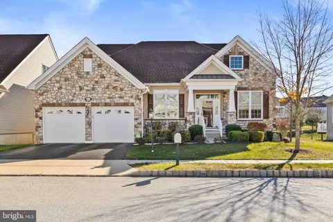 617 Regency Hills Dr, Collegeville, PA 19426