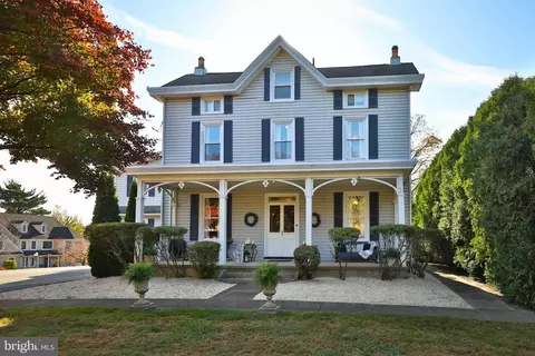 2150 Saint Alberts Cir, Huntingdon Valley, PA 19006