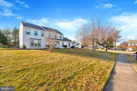201 Winthrop Ln, Wayne, PA 19087 photo 2
